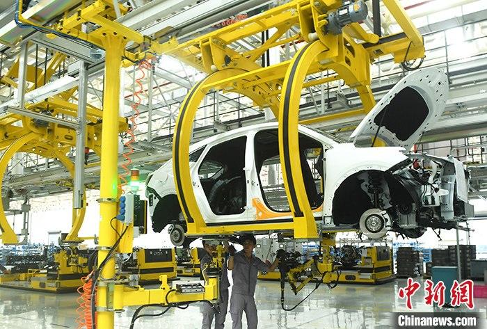 資料圖：一汽車生產車間內的工作人員正在組裝車輛。 <a target='_blank' href='http://www.chinanews.com/'>中新社</a>記者 陳超 攝